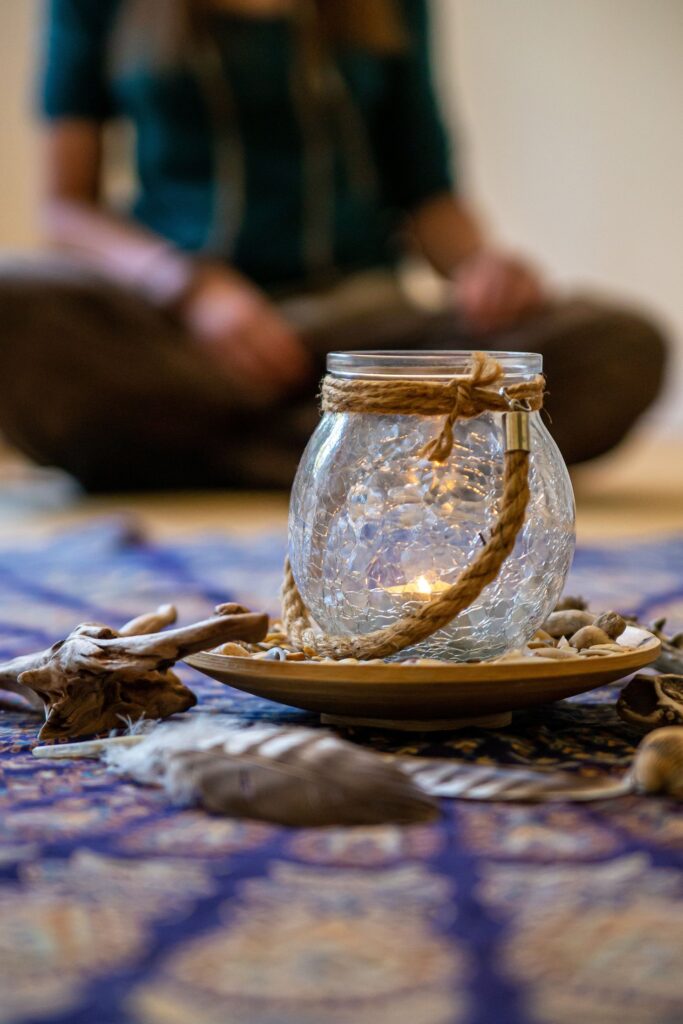 Ein leuchtendes Windlicht als achtsamer Mittelpunkt einer therapeutischen Gruppe